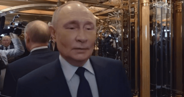 엘리베이터를 타고 자루빈 기자와 대화하는 푸틴 대통령. 엘레베이터는 사방이 통거울로 장식됐다/영상 캡처