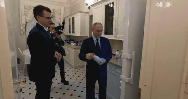 라쟌산 케피르를 꺼내 보여준 뒤