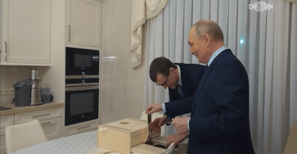 선물로 받았다는 박스 속 초콜릿을 권했다.