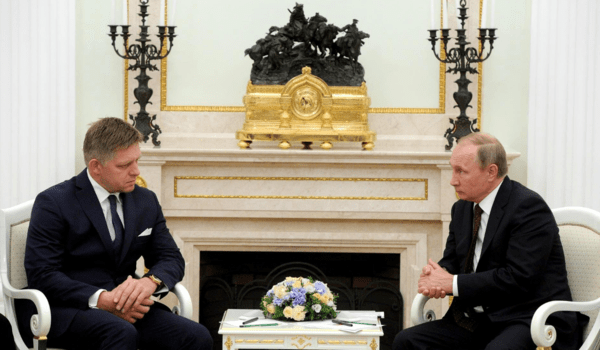 2016년 크렘린에서 푸틴 대통령과 정상회담을 갖고 있는 피초 슬로바키아 총리. 그는 지난해 발생한 피격 사건의 후유증으로 건강에 문제가 있는 것으로 보도됐다/사진출처:크렘린.ru