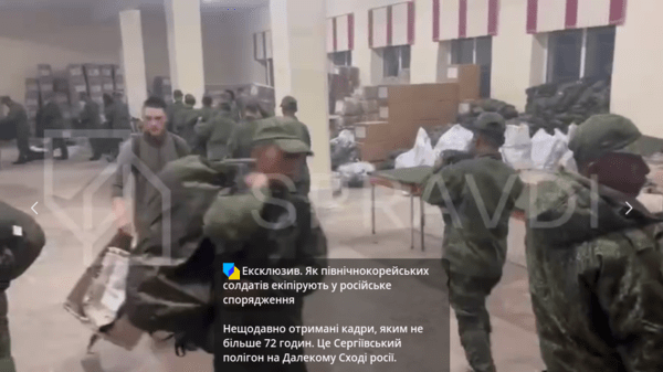 전투 장비와 휴대 물품을 배급받는 북한군 모습/텔레그램 영상 캡처