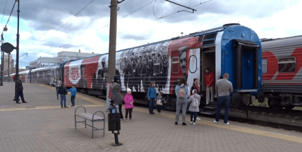 전승절 기념 행사. 위는 소련 우체부가 발송하는 미래로 가는 편지 쓰기, 아래는 움직이는 승전 박물관 승리열차 모습/사진출처:현지 매체 AiF 젠 블로그&nbsp;&nbsp;