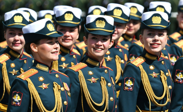 활짝 웃으며 행진하는 러시아 여군들/사진출처:크렘린.ru