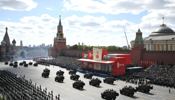 적기(소련기)를 꽂은 T-34 탱크(전차)를 필두(맨 위)로 각종 군사장비들이 붉은 광장을 지나가고 있다/사진출처:크렘린.ru&nbsp;