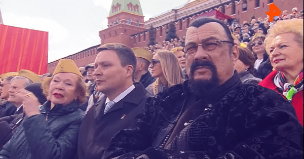 모스크바 군사 퍼레이드를 지켜보는 액션 스타 스티븐 시갈. 푸틴 대통령과 돈독한 관계를 유지하는 것으로 알려져 있다/영상 캡처