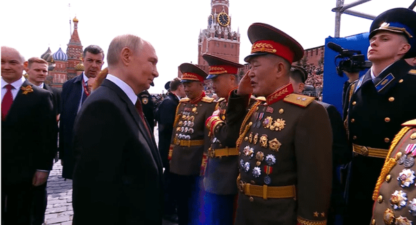 푸틴 대통령이 북한군 대표와 포옹하고(위) 관등성명을 보고받는 장면/VK 영상 캡처