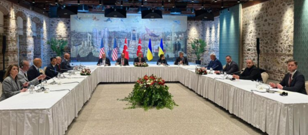 16일 이스탄불에서 열린 러-우크라 직접 협상. 가운데에 터키 인사들이 앉았다/사진출처:우크라 국방부 페이스북