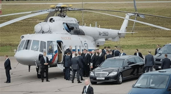 헬기에서 내리는 푸틴 대통령/사진출처:유튜브&nbsp;