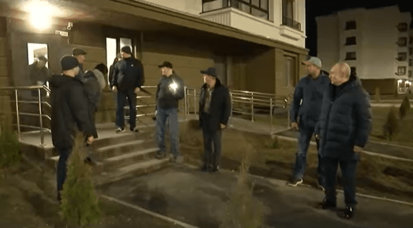 심야에 마리우폴을 찾은 푸틴 대통령(맨 오른쪽)/크렘린 공개 영상 캡처