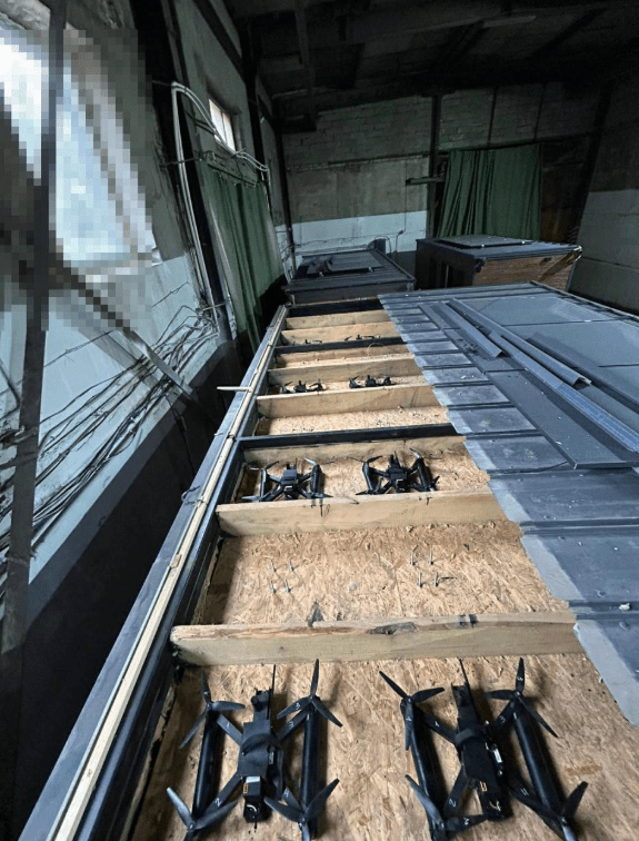 러시아 전략 자산 공격에 이용된 목조 주택(위)와 그 속에 숨겨진 드론/사진출처:스트라나.ua