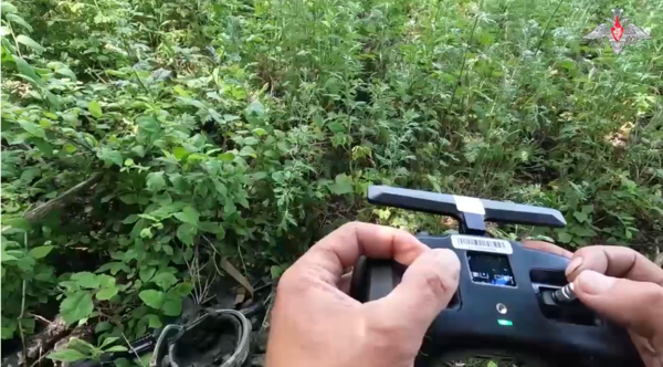 러시아 FPV 드론의 조정 장면/러시아 SNS OK 캡처