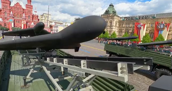 지난 5월 9일 전승절 군사퍼레이드에 모습을 드러낸 러시아 드론/사진출처:크렘린.ru