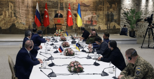 2일 이스탄불에서 열린 러-우크라 2차 협상(위)와 3년 전인 2022년 3월에 열린 이스탄불 협상/사진출처:러시아 언론 영상 캡처, 에르도안 대통령 페이스북&nbsp;