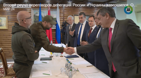 3년 전 벨라루스에서 열린 러-우크라 2차 협상에 앞서 악수를 나누는 대표들/러시아 TV채널 영상 캡처