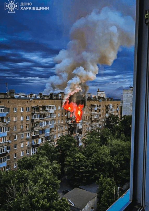 러시아군의 공습으로 하르코프의 한 건물이 불타고 있다/사진출처:지역 비상 사태부