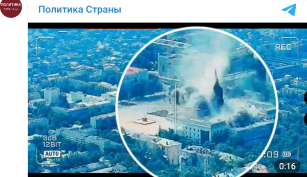 러시아군이 헤르손 군사행정청을 파괴하는 장면/영상 캡처