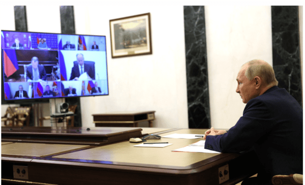 푸틴 대통령의 화상 회의 장면/사진출처:크렘린.ru