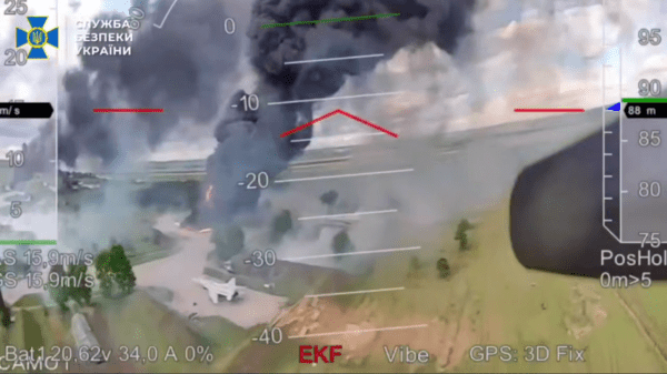 우크라이나 드론이 러시아의 전폭기 배치 기지를 공격하는 모습/우크라 SBU 영상 캡처