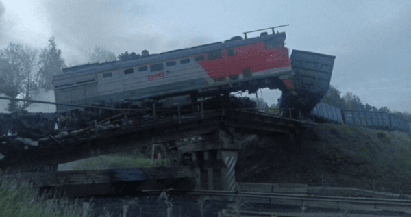 우크라이나의 사보타주로 추정되는 폭발 사건으로 1일 러시아 브랸스크주에서 열차가 전복됐다/사진출처:텔레그램@rosSMI