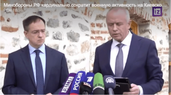 2022년 3월 말 이스탄불에서 우크라이나와 평화 협정 초안에 합의한 뒤 이를 발표하는 메딘스키 단장(왼쪽)과 러시아 대표/러시아 TV 채널 영상 캡처