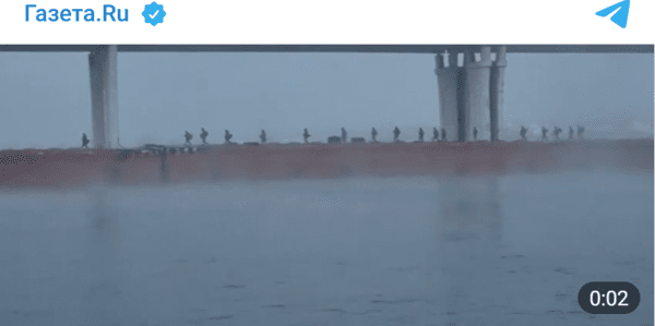 헤르손주 드네프르강을 건너는 안토노프스키 대교가 파괴되고(위), 다리 밑으로 철수하는 러시아군/캡처&nbsp;