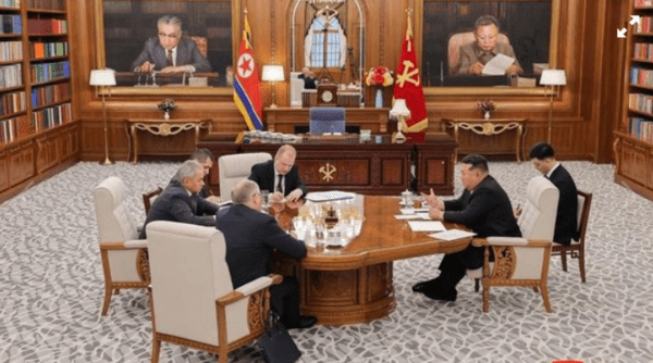 방북한 쇼이구 러시아 안보회의 서기가 김정은 국무위원장과 면담하고 있다/사진출처:러시아 안보회의