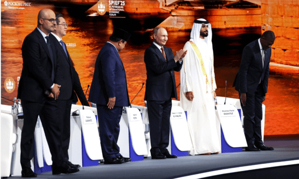 긴 토론을 끝내고 관객석을 향해 인사하는 상트포럼 참가 내빈들. 왼쪽부터 사회자 나딤 코테이시, 딩쉐샹 중국부총리, 수비안토 대통령, 푸틴 대통령, 알 칼리파 바레인 대표, 미샤틸레 남아공 부통령/사진출처:크렘린.ru