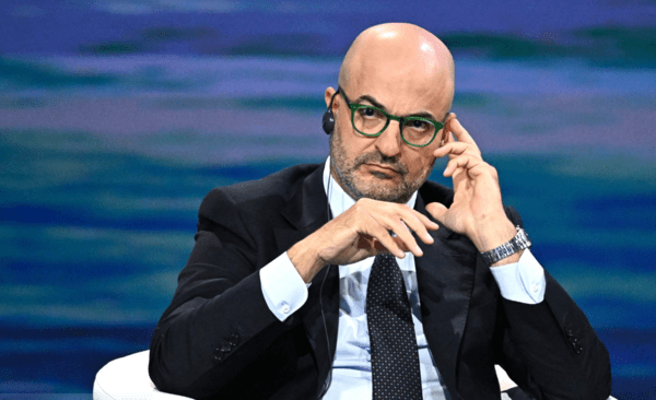 상트포럼 본회의의 진행을 맡은 나딤 코테이시 스카이뉴스 아라비아 대표/사진출처:크렘린.ru&nbsp;&nbsp;