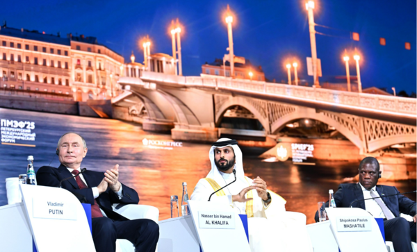 상트포럼 본회의장 단상에 앉아 박수를 치는 푸틴 대통령/사진출처:크렘린.ru