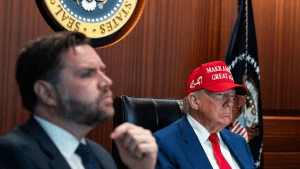 밴스 부통령과 함께 미군의 이란 핵시설 폭격을 지켜보는 트럼프 대통령/사진출처:페이스북