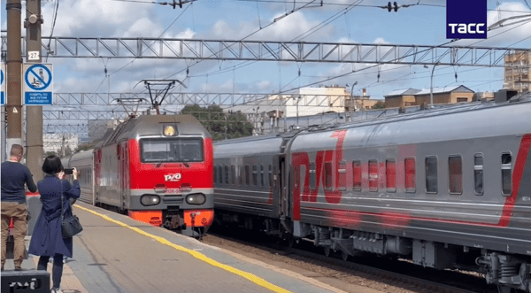평양에서 출발한 평양~모스크바 직행 열차가 모스크바 야로슬라프스키역에 들어오는 장면/타스 통신 영상 캡처