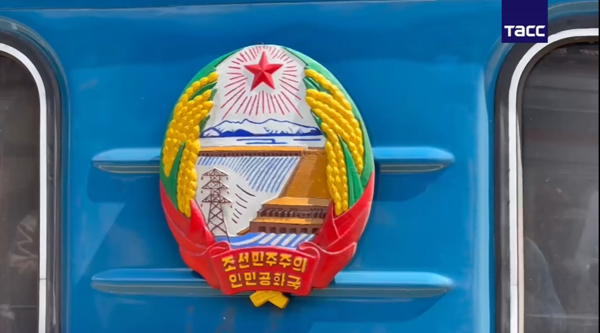 평양~모스크바 직행열차에 붙은 노선(위)와 북한 철도청 표식/타스 통신 영상 캡처