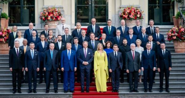 네덜란드 국왕 주최 만찬 참석자들의 기념사진. 국왕 부부가 중앙에 서고, 왼쪽에 트럼프 대통령이 자리했다. 뒷쪽 오른쪽에 '검정 재킷'을 입은 젤렌스키 대통령이 보인다/사진출처:페이스북