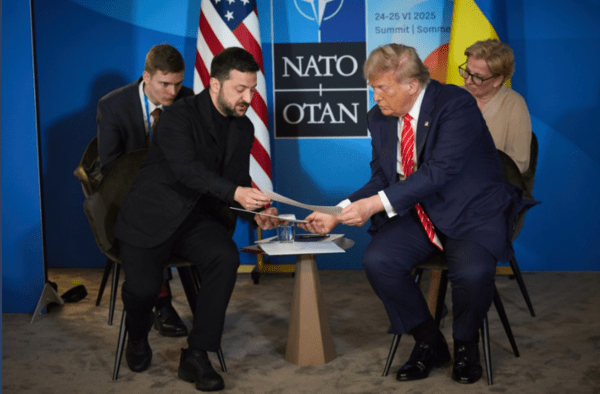 검정 재킷을 입고 찰스 3세와 나란히 선 젤렌스키 대통령(위)와 트럼프 대통령과의 정상회담/사진출처:러시아 매체 가제타루, 우크라 대통령실&nbsp;