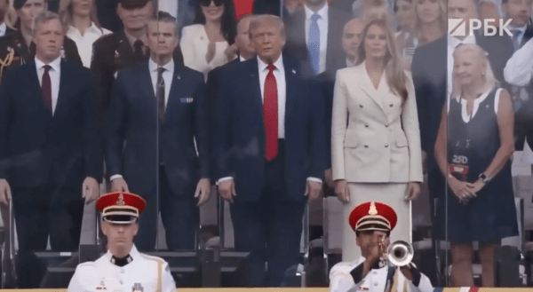 미 육군 창설 250주년 기념 퍼레이드를 참관하는 트럼프 대통령 부부/러시아 매체 영상 캡처