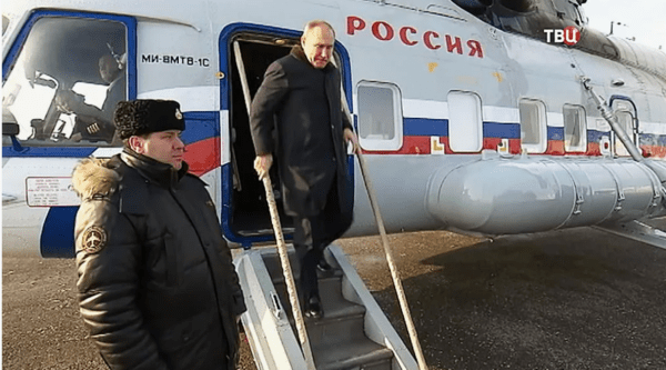 쿠르스크 탈환작전이 거의 마무리된 뒤 현지를 방문한 푸틴 대통령/현지 TV채널 영상 캡처