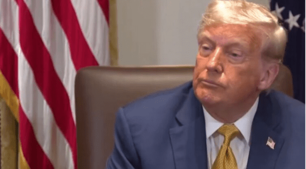 트럼프 대통령의 언짢은 표정/영상 캡처