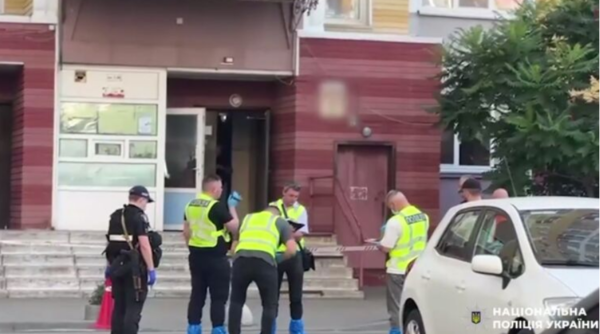 우크라이나 수사원들이 SBU 대령이 피살된 현장을 조사하고 있다/영상 캡처