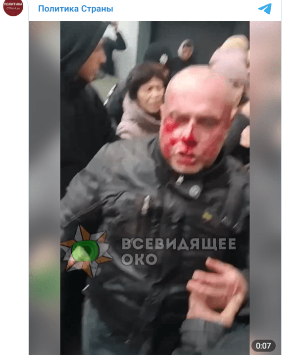 길거리 강제 동원에 주민들이 당국의 폭력적인 행동을 말리기 위해 나섰지만(사진 위), 얻어맞아 얼굴이 피투성이가 된 징병 대상자/영상 캡처