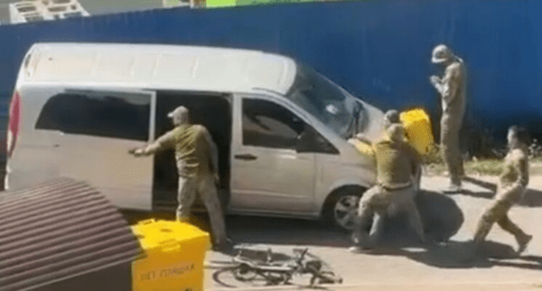 독일 사람들에게 보여준 우크라이나 강제동원 실제 영상/캡처