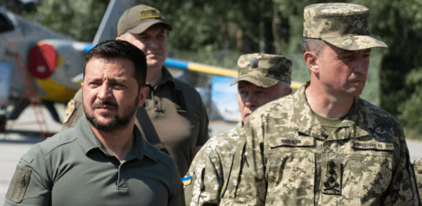 전임 우크라 공군 사령관과 젤렌스키 대통령/사진출처:러시아 렌TV 영상 캡처