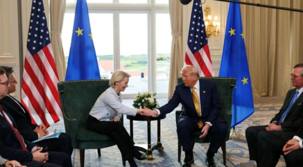 미-EU 관세협상 타결 장면. 트럼프 대통령과 폰데어라이언 집행위원장이 악수를 나누고 있다/사진출처:trt.global