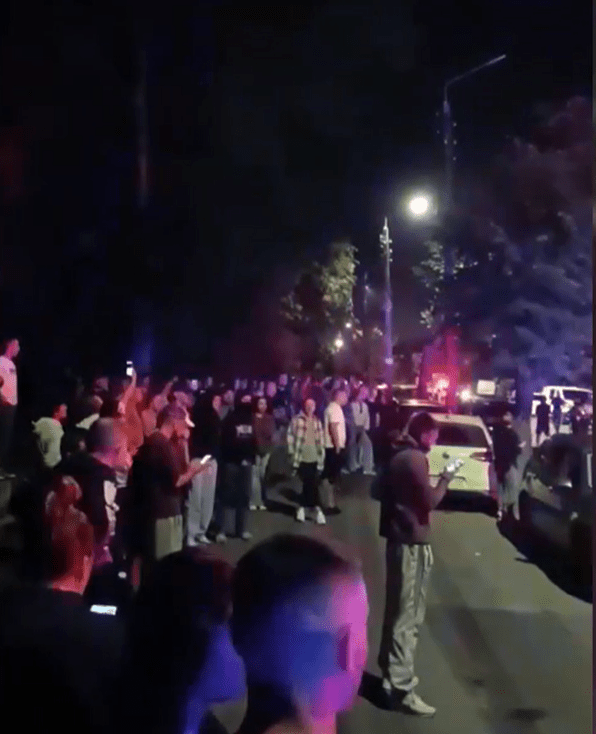 진압 경찰과 대치해 우크라이나 국가를 부르는 빈니차 주민들/러시아 SNS인 vk영상 캡처