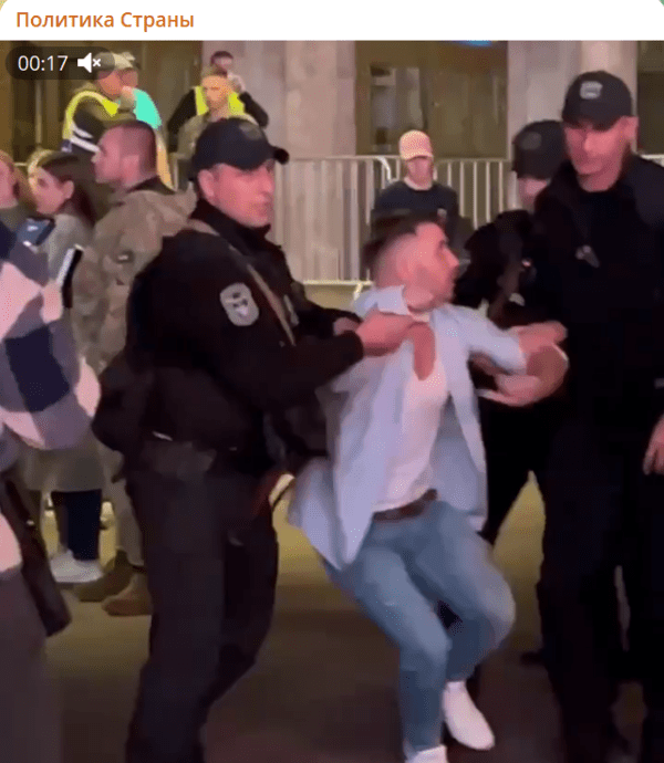 한 공연장에서 동원 대상자를 체포해 끌고 가는 장면. 거부하는 대상자의 몸짓이 절망적이다/영상 캡처