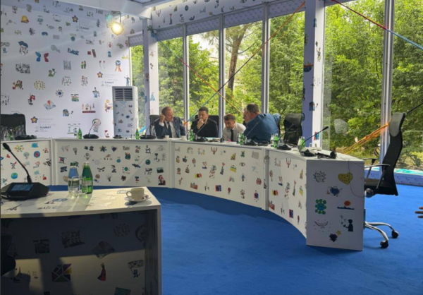 젤렌스키 우크라이나 대통령과 유럽 정상들이 함께 트럼프 대통령과 통화하는 모습/사진출처:텔레그램