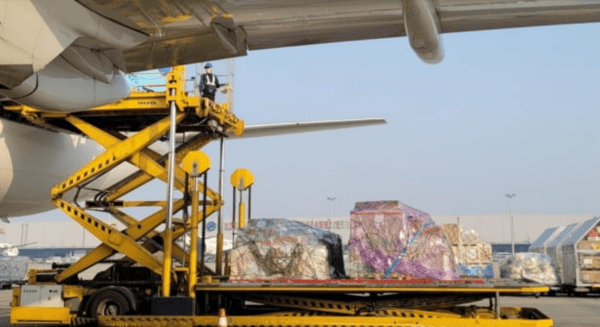 한국코러스가 생산한 스푸트니크V 백신의 시제품을 러시아로 보내기 위해 비행기에 적재하는 모습/사진출처:한국코러스