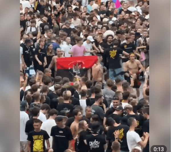 폴란드의 공연장에 등장한 우크라이나 민족주의 UPA 깃발/영상 캡처