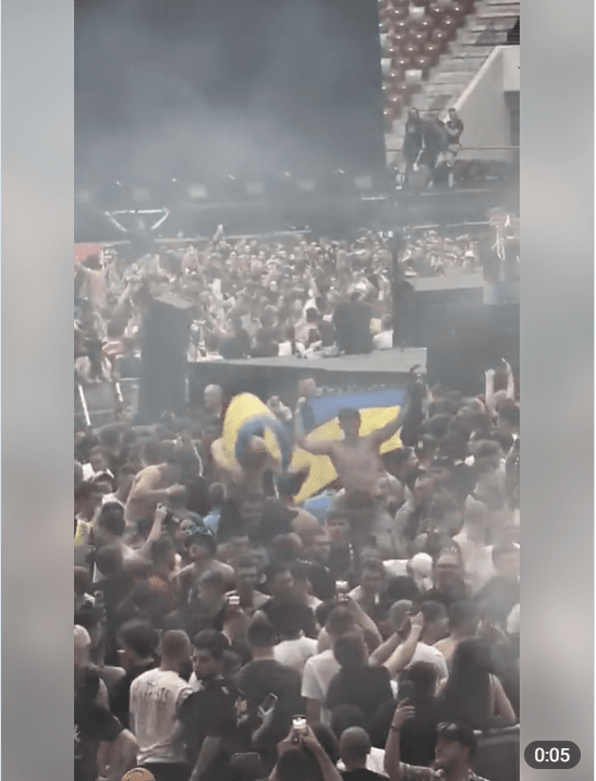 폴란드 공연장에 UPA깃발과 함께 등장한 우크라이나 국기/영상 캡처&nbsp;