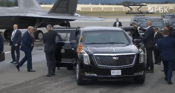 양국 정상이 미 대통령의 리무진에 타는 모습. 트럼프 대통령은 원래 자신의 자리에, 푸틴 대통령은 운전석 뒷자리에 올랐다/영상 캡처