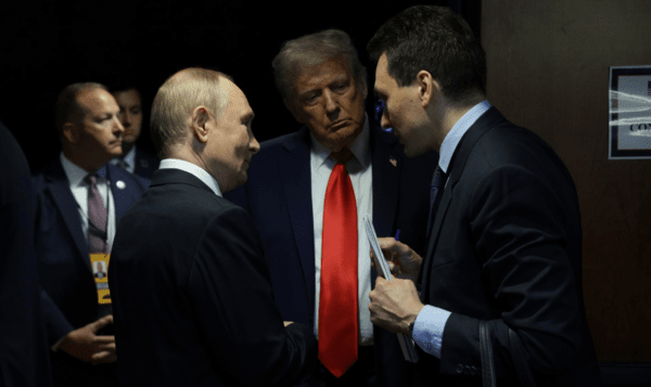 공동 기자회견 후 푸틴-트럼프 대통령이 통역을 사이에 두고 대화를 나누는 모습/사진출처:크렘린.ru